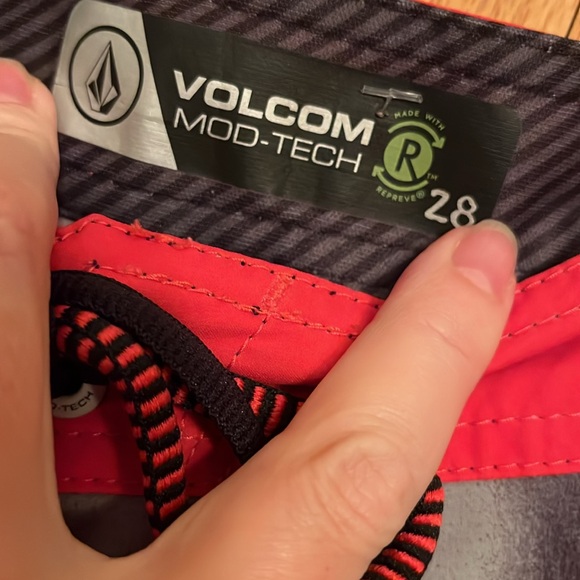 Volcom size 28 Small Mod-Tech red black 10” Liberate Lido board shorts LIKE NEW - Picture 9 of 10
